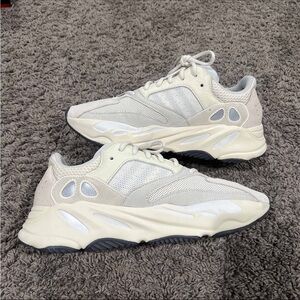 Yeezy boost 700 analog
